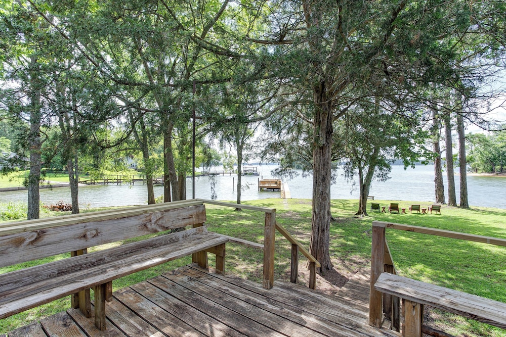 Lake Wateree Retreat: Dock & Screened Porch!