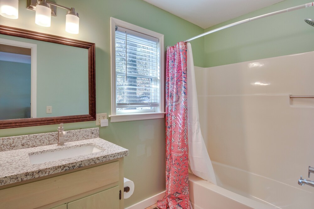 Mountain-view Gem w/ Community Perks in Dillard!