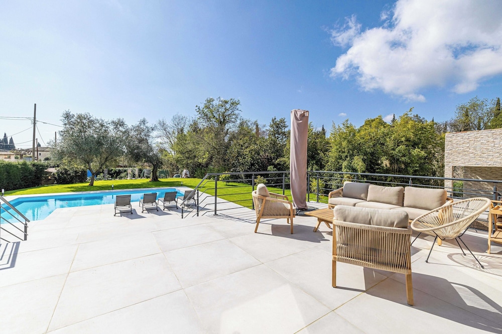 Modern Villa With Heated Pool and Garden