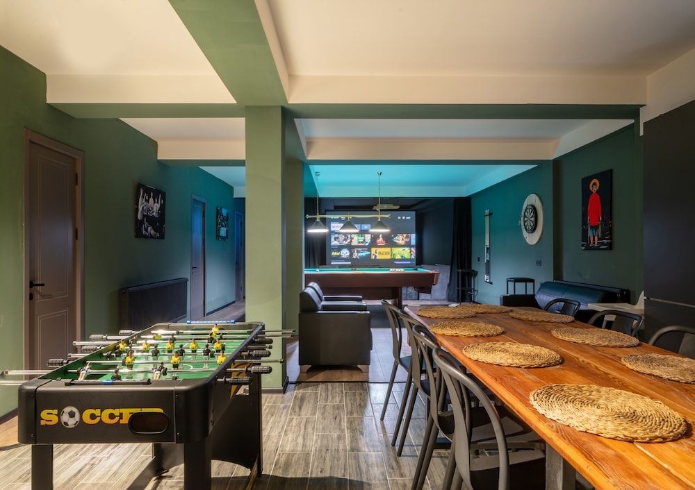 Niabi 4BDR Apartments with billiards