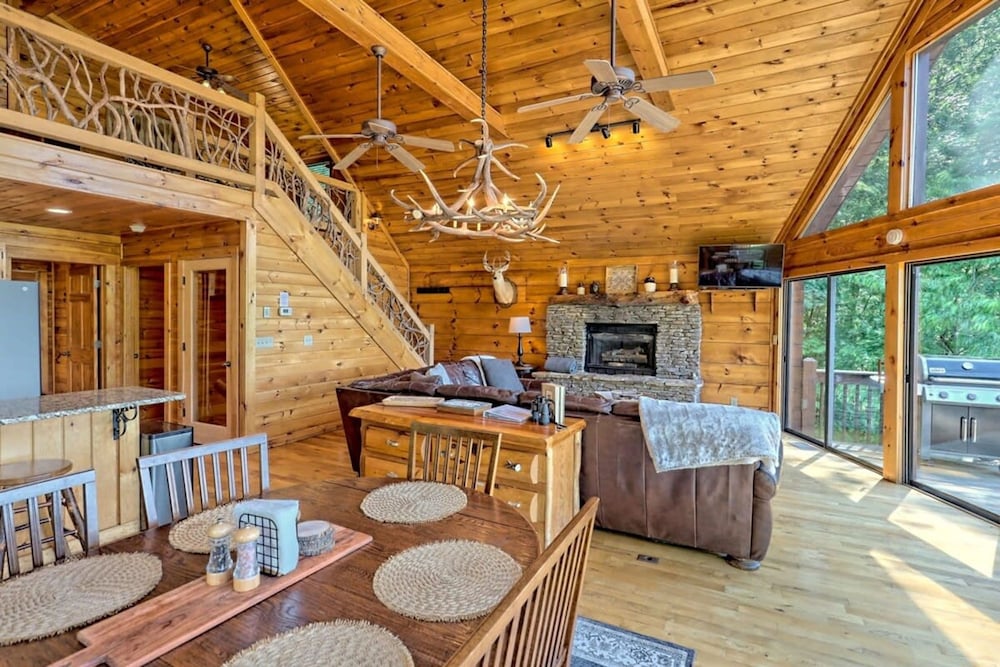 Hot Tub 3 Fireplaces Mountain Views Game Room