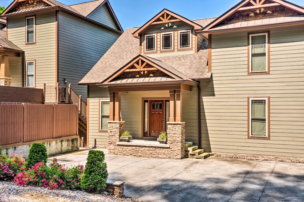 Center Hill Lake Rental: Steps to Hurricane Marina view 3
