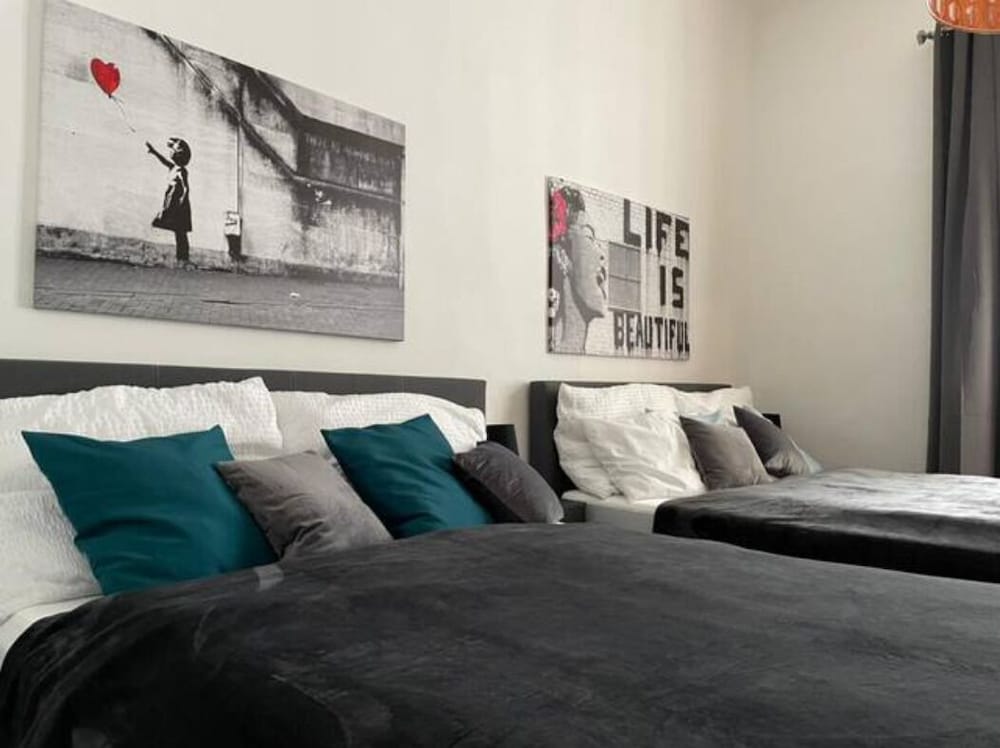 Designer Apartment - 5 min to Center