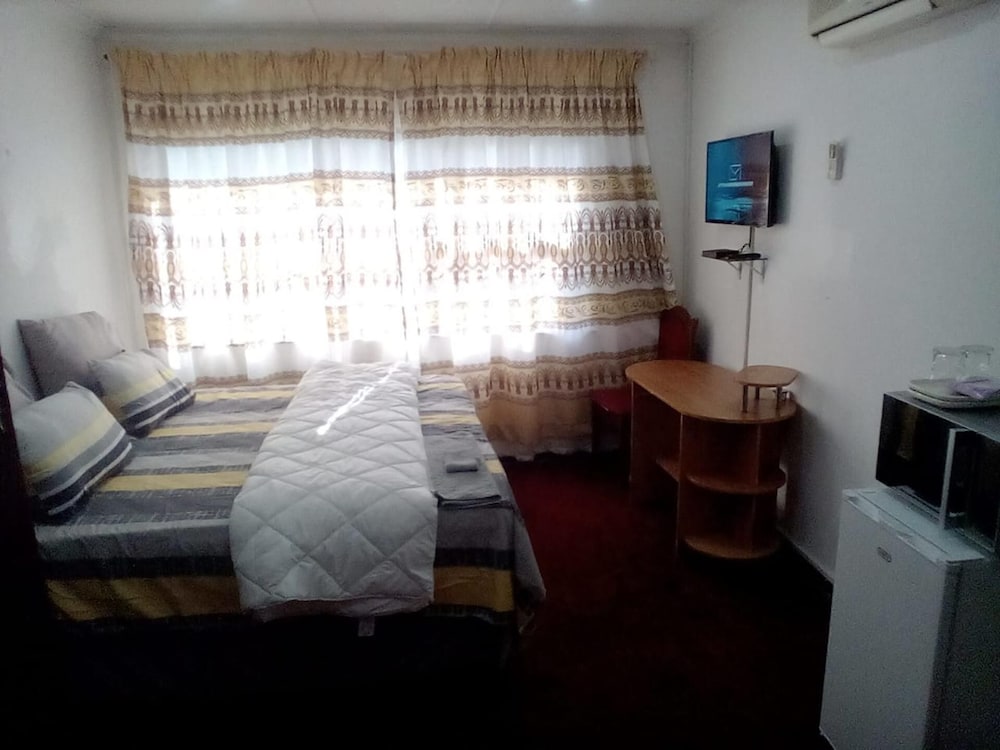 Remarkable 5-bed House in Springs & Nigel