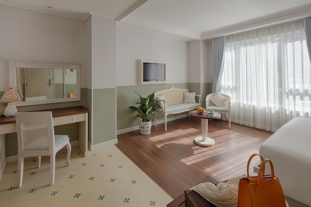 Au Lac Charner Hotel 4