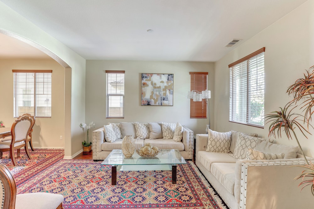 14 Mi to Old Town Temecula: Luxe Fallbrook Home!