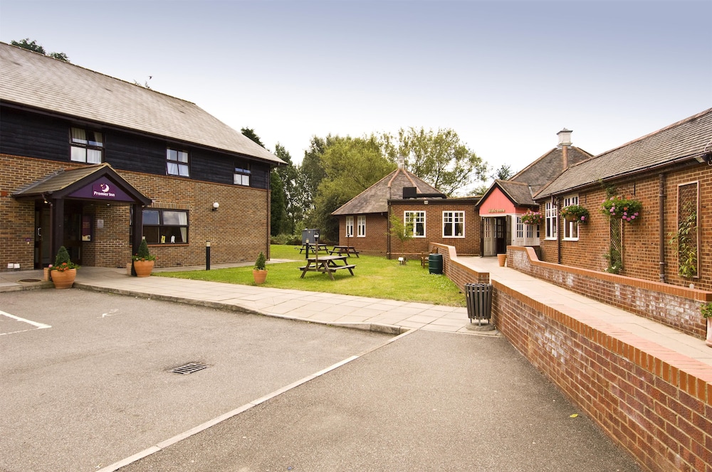 Premier Inn Farnborough West - Southwood 5