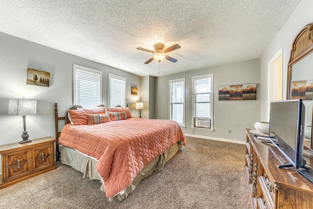 Half-mi to Midtown: Family Retreat w/ Mtn Views!
