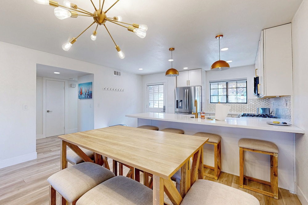 3 BR Lake Condo w/ Shared Pool & Spa