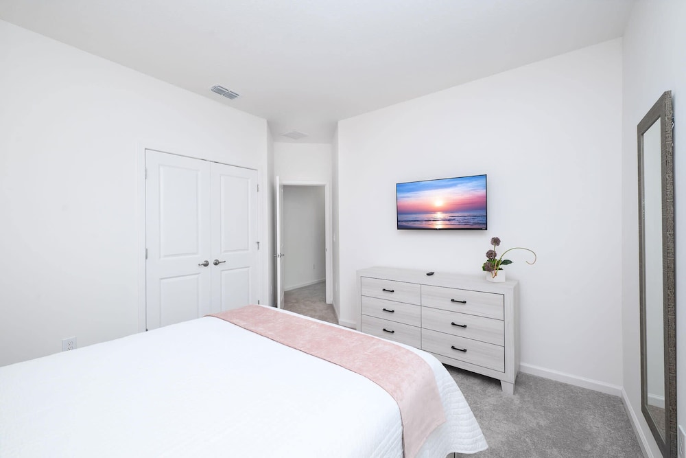 Upstay Luxury Resort Home w Pool & Patiosleeps 26
