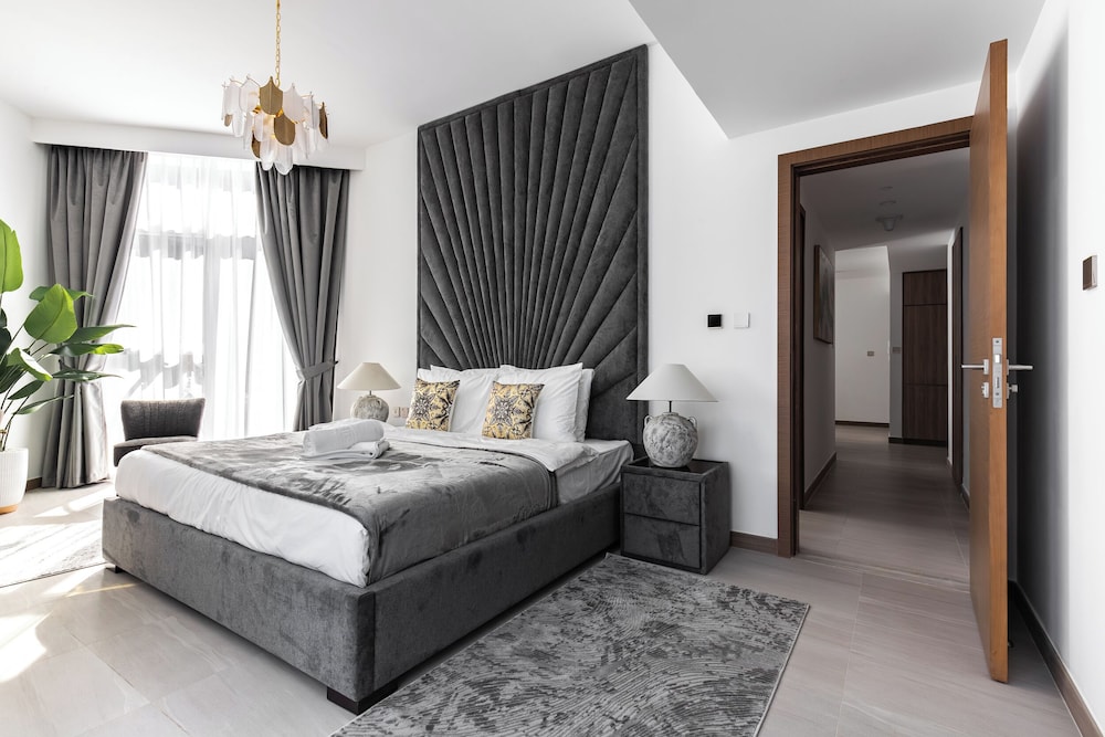 SIMPLY COMFORT Missoni Top Floor with Sea, Canal and Burj Khalifa Views