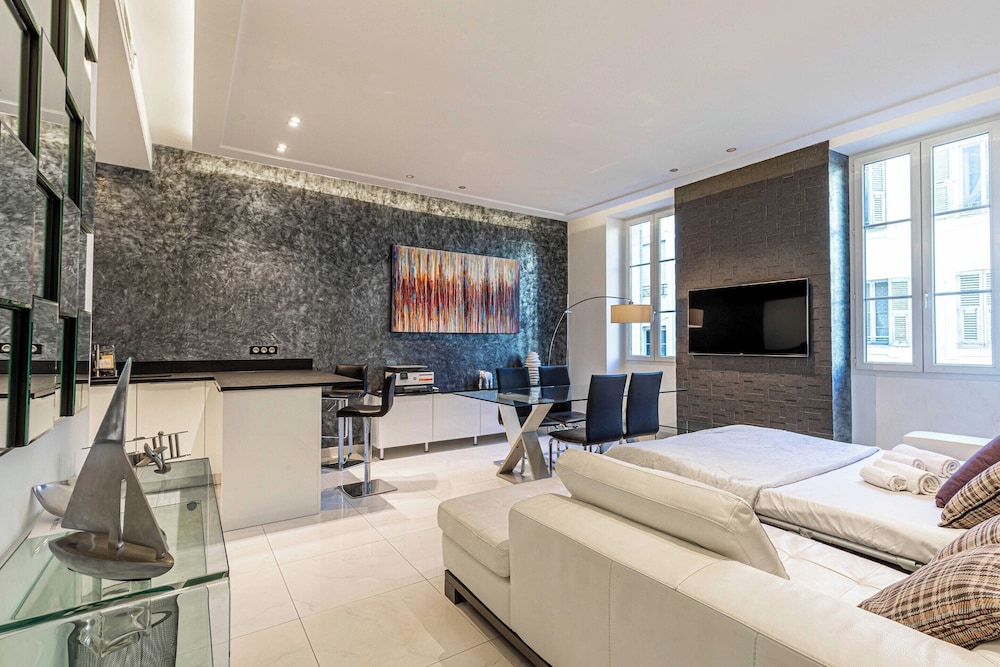 Large Renovated Studio - rue Hoche - Cannes Center