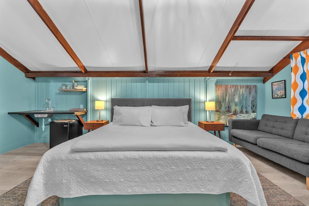 The Vines Retreat, Hot-tubs, Game Room, 10-mins to Downtown!