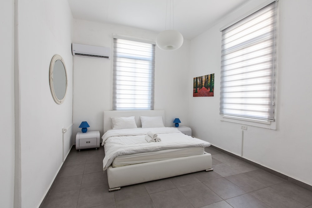 The Sea Apartments Tel Aviv by different locations