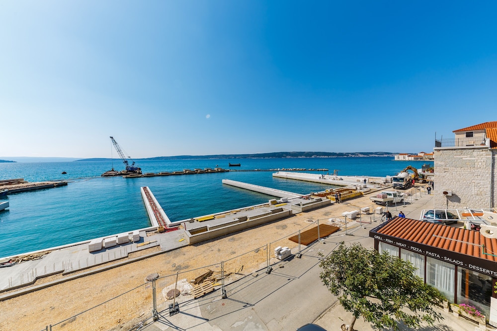 Seafront Spacious Apt, 120 m2 Size, in the Center view 5