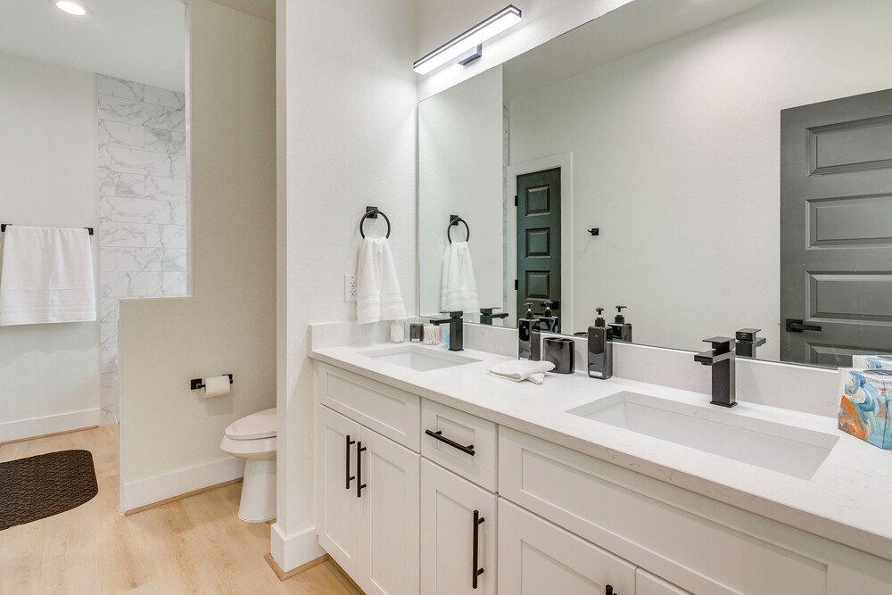 East Downtown Walkability! Modern Houston Townhome