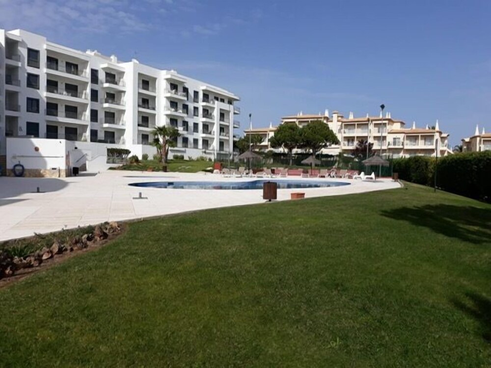 Remarkable 1-bed Apartment in Olhos de Água view 3