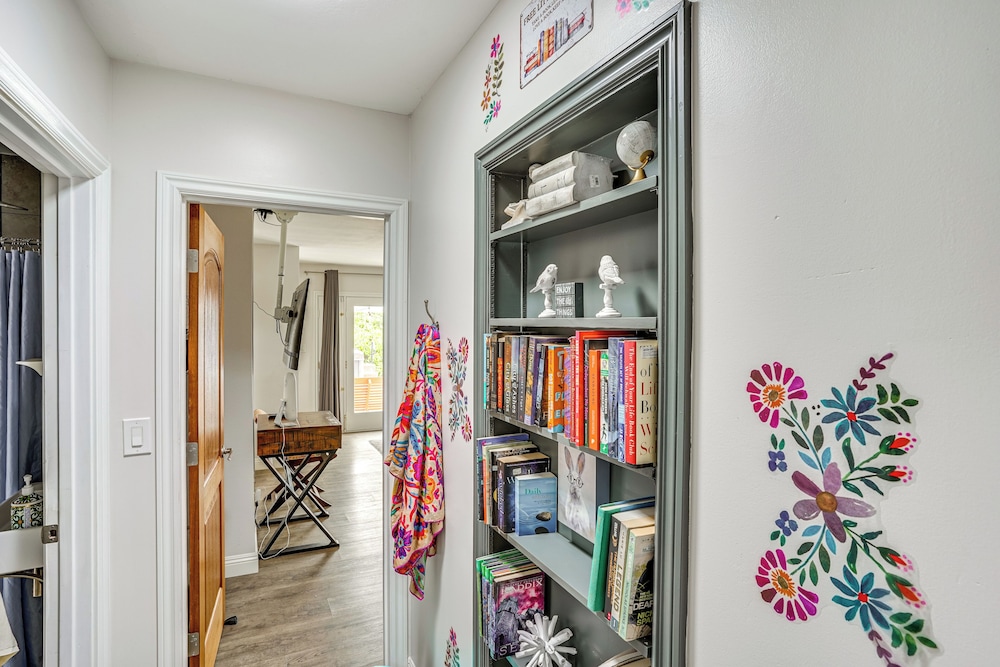 2 Mi to Cal State Long Beach: Bungalow w/ Hot Tub!