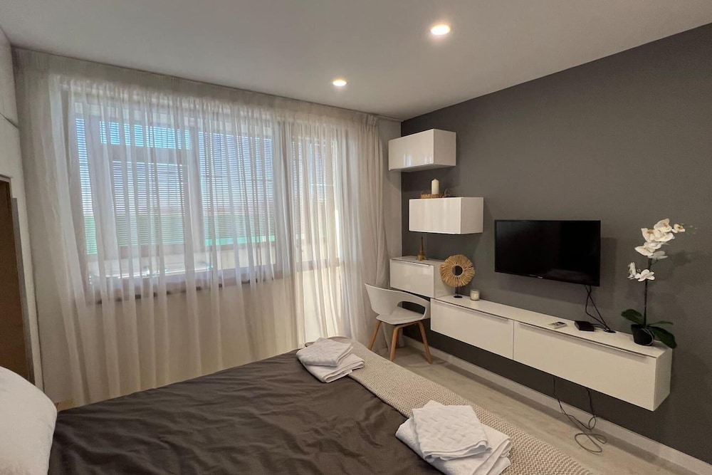 Luxurious Beach House With Wi-fi and Parking view 5