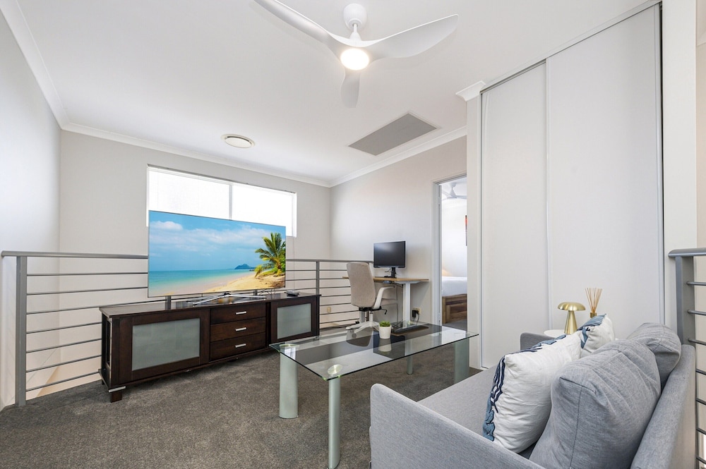 Stylish 3-bed Townhouse With Courtyard & BBQ