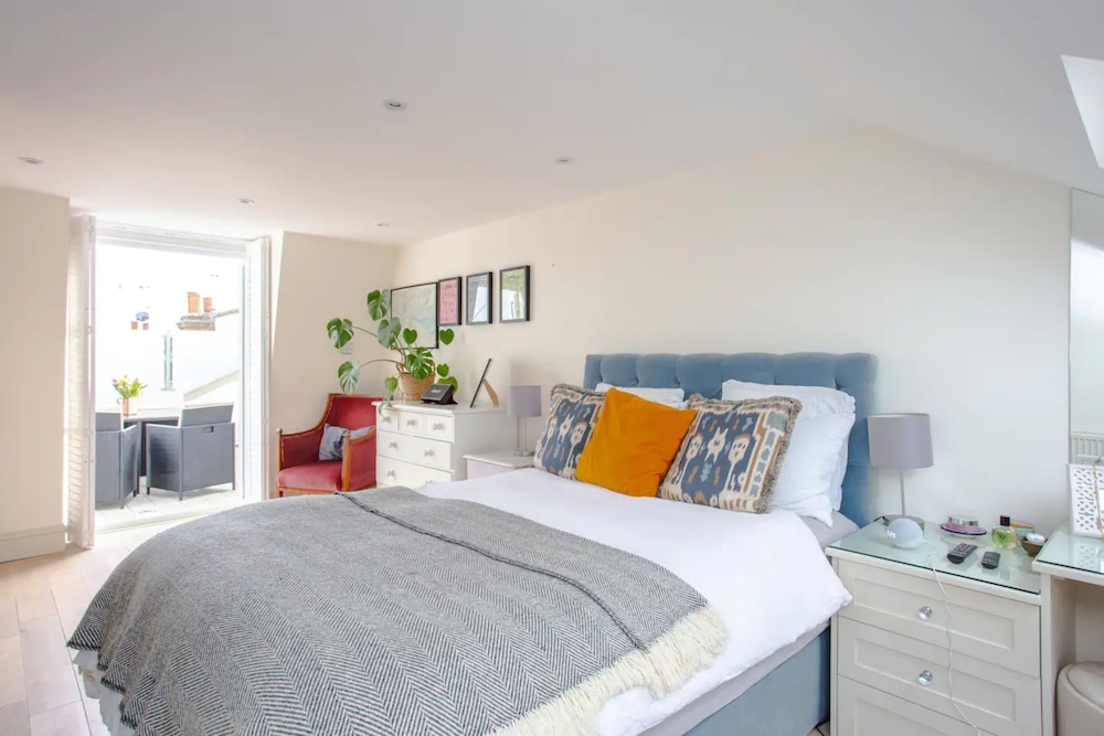 Bright2 Bedroom Apartment With Roof Terrace in Wimbledon