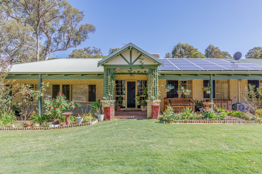 Hotel Devonleigh Bed & Breakfast - Image 1