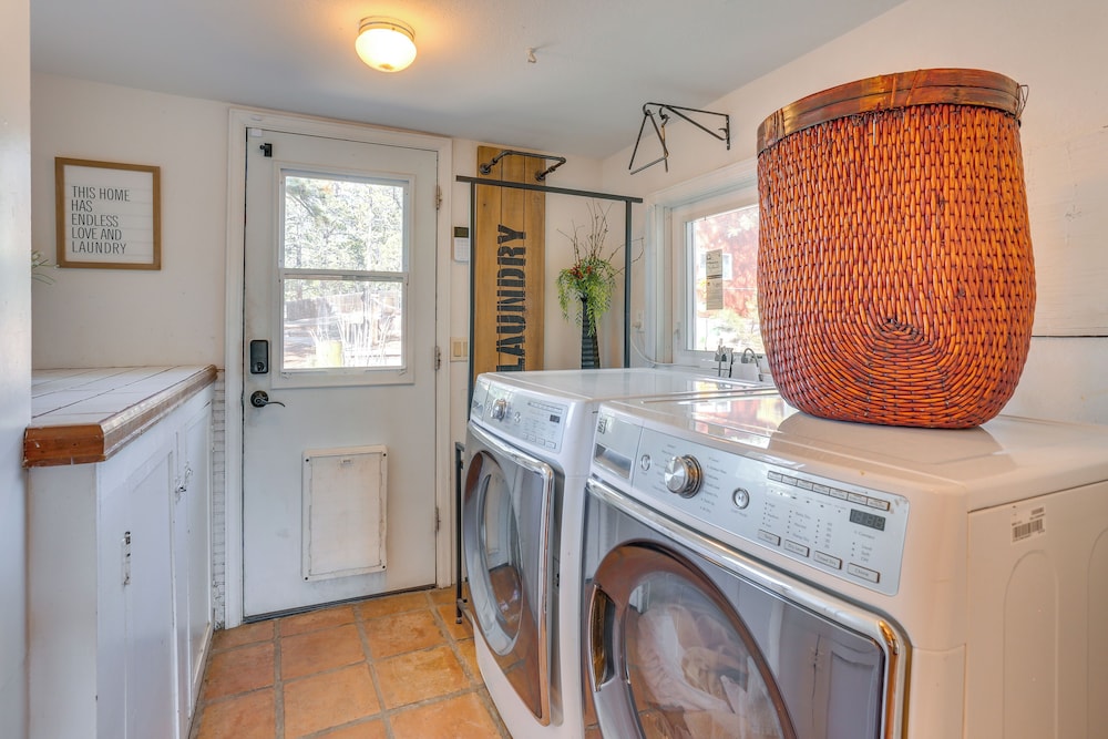 Vintage Farmhouse w/ Hot Tub in Larkspur
