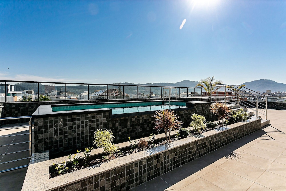 Studio c/ piscina no terraço 900m da praia STI102