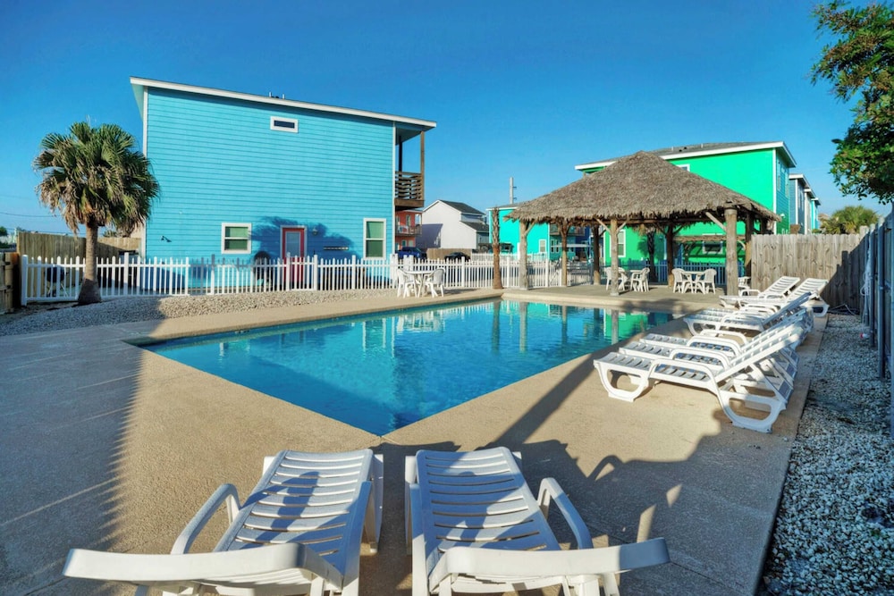 Sleeps 24, 2 Homes 2blocks to the Beach, Pool, Game Room, Patio w/ Outdoor Bar