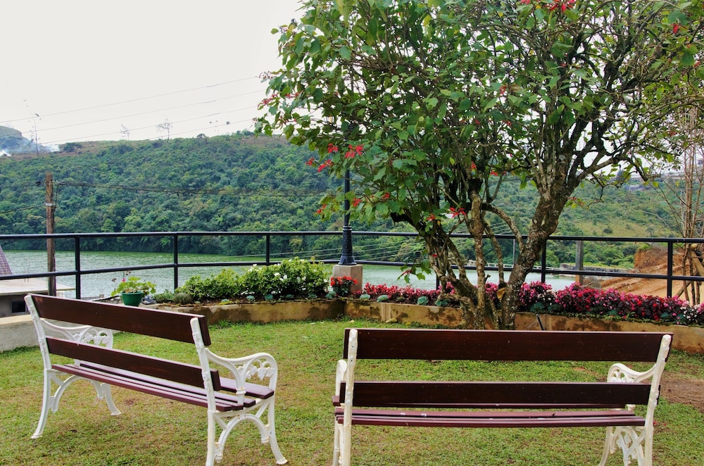 Lakeside Cottages