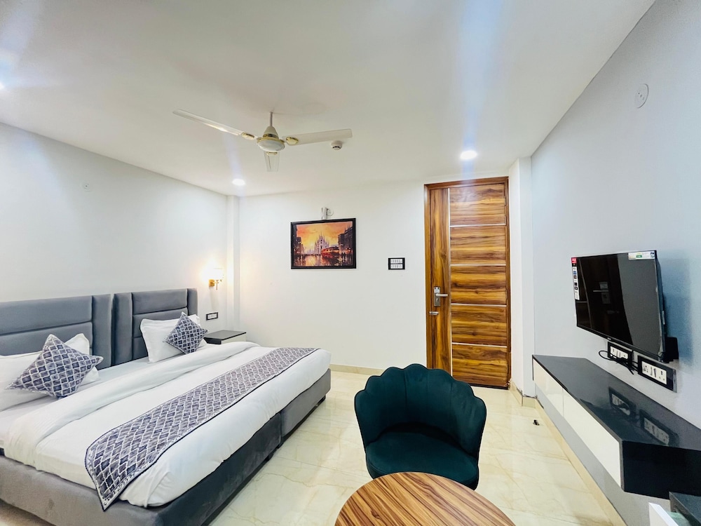 Roomshala 183 Hotel Aroma Chattarpur