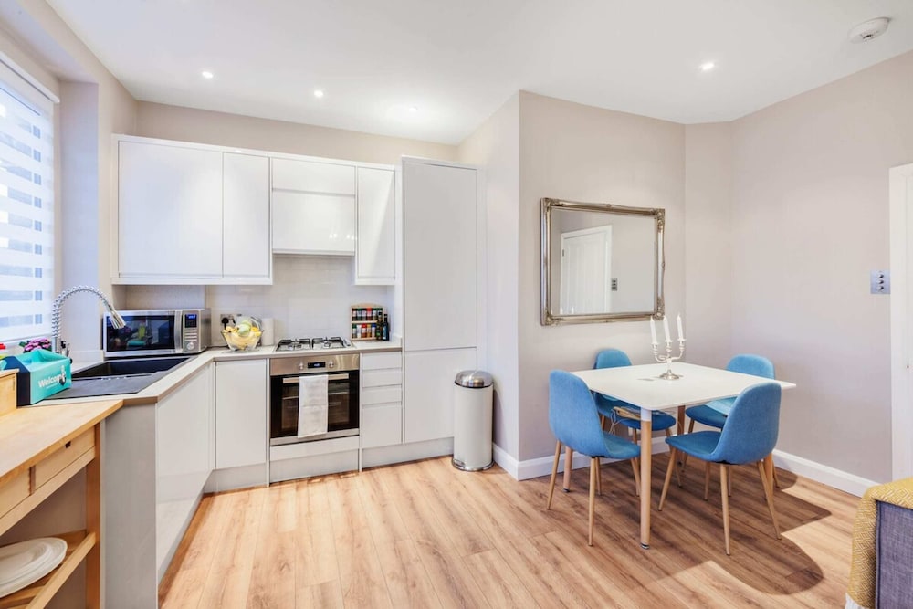 Modern 2 bed Flat, West Kensington, Sleeps 4