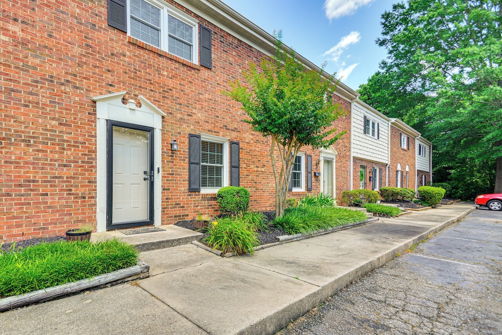 2 Mi to High Point University: Townhome w/ Patio