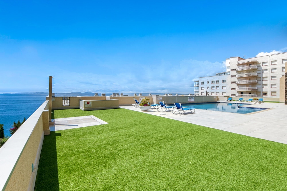 Apartment in Roses Near Rock Beach