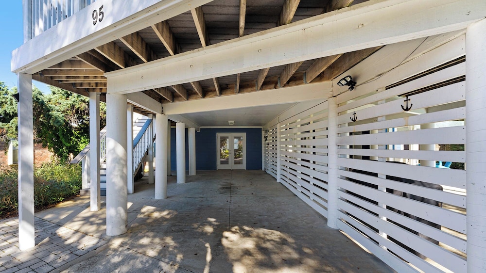 Your Ideal Beach Getaway With Private Pool, Game Room and Close to Beach!