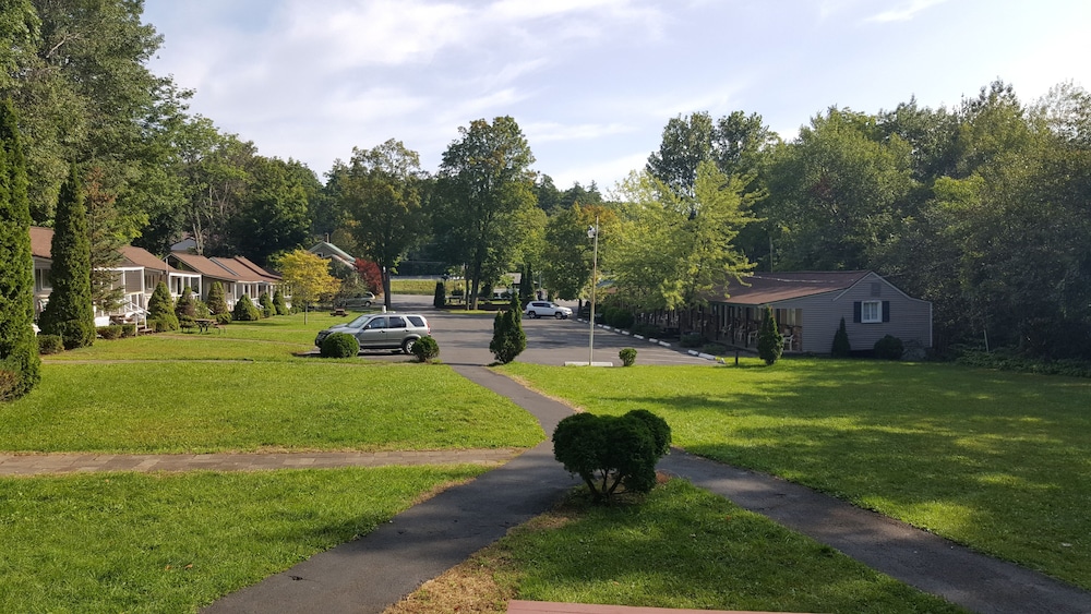 Adirondack Oasis Motel