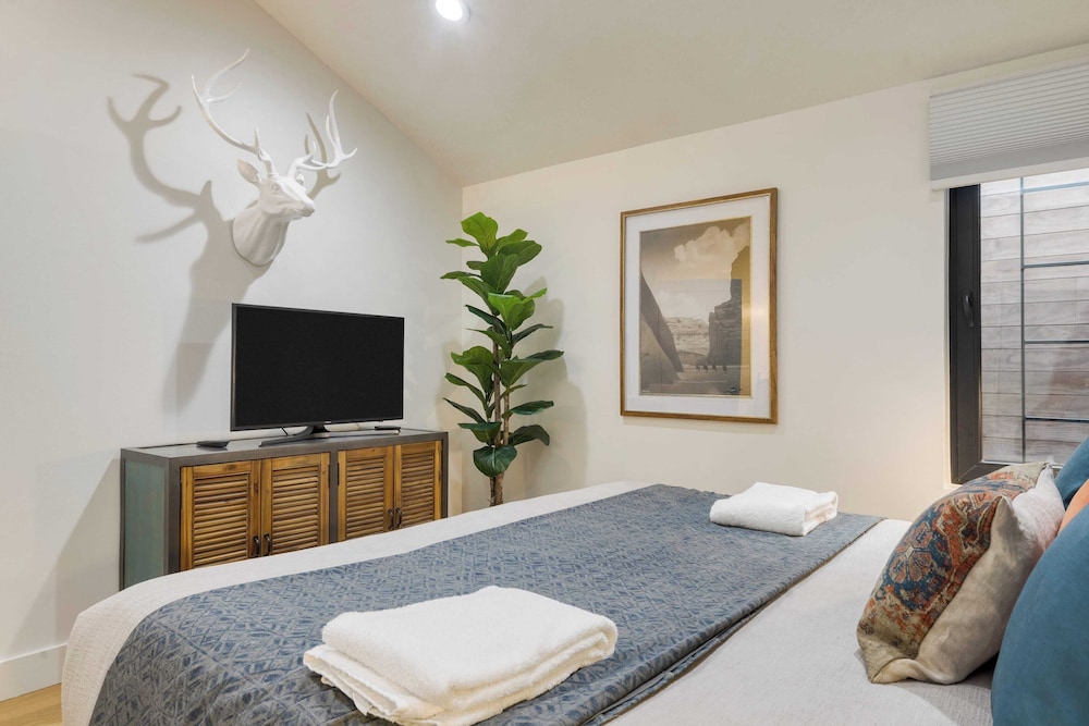 Parkside Condo by Avantstay Walk to Ski Lifts + Town Pool & Hot Tub Access