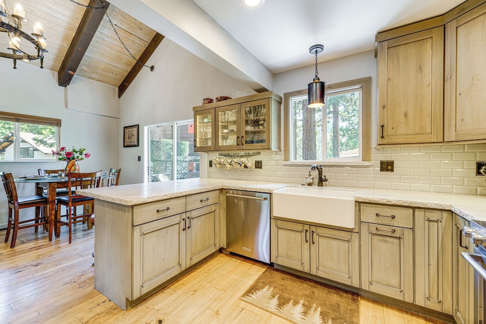 Walk to Diamond Peak: Luxe Chalet w/ Mtn-view Deck
