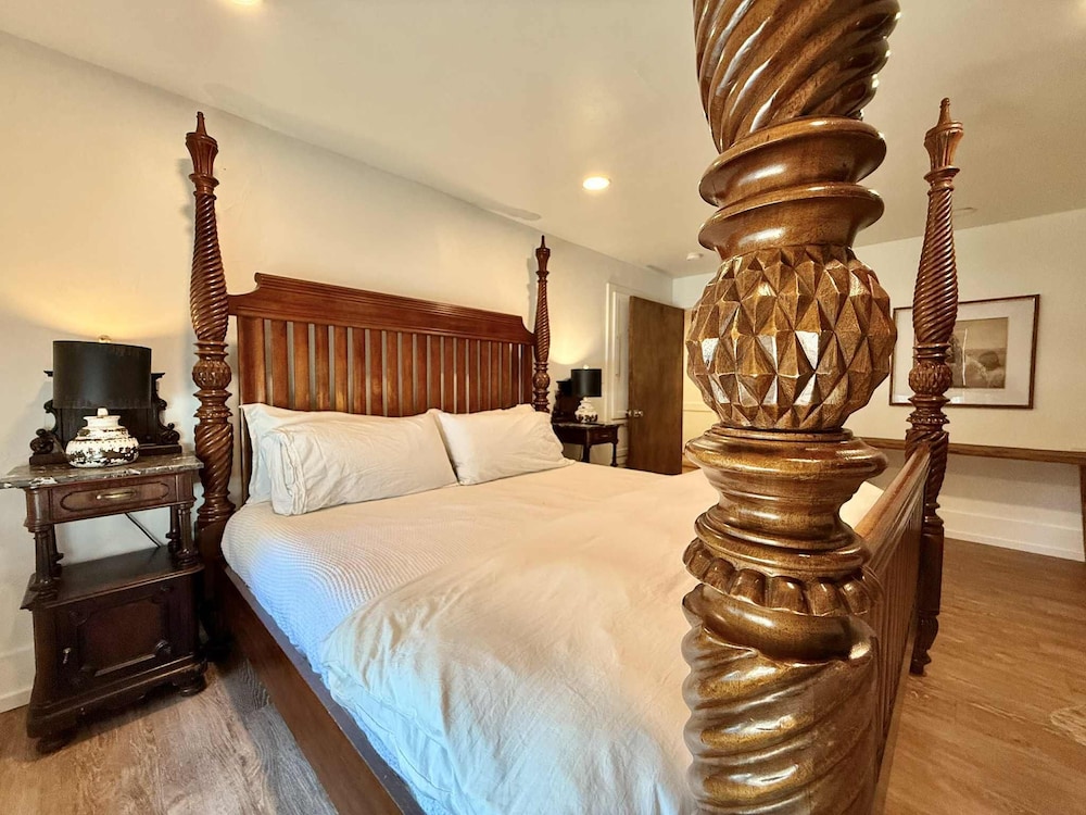 The Hotel Henry