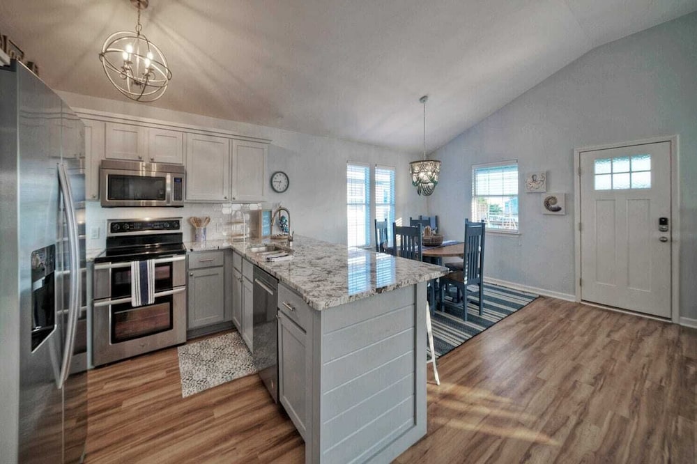 Sleeps 22 2 Homes w/ Private Pool, Game Room, Nature Views 7 BDR Avantstay
