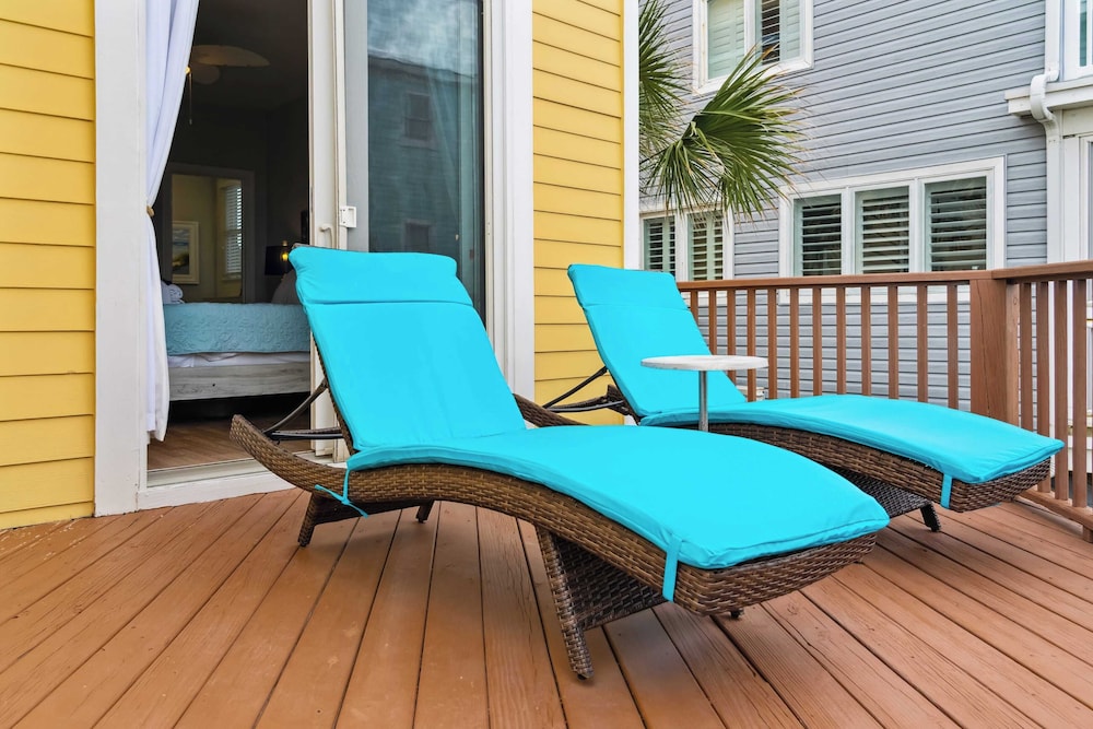 Oceanfront w/ Pool, Panoramic Deck Views, 5bdr Folly Ocean Breeze by Avantstay