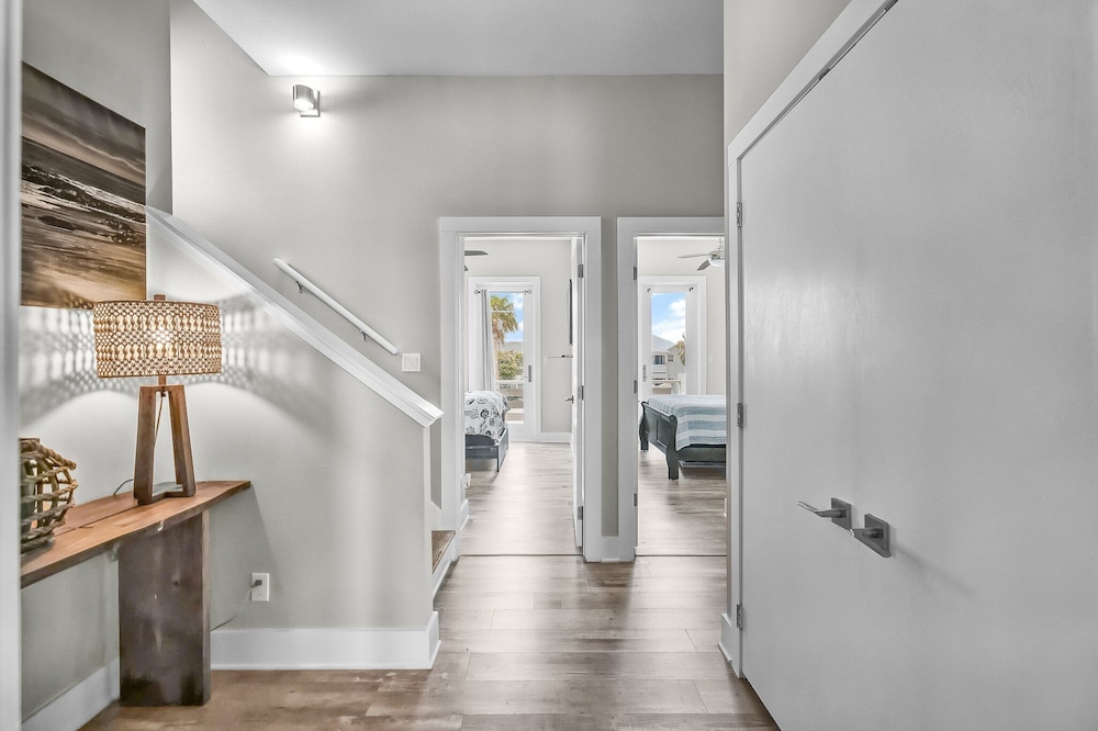 Waterfront Condo With Rooftop + Pool + Boat Slips