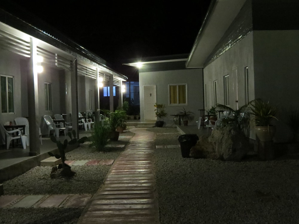 Hotel Cactus Inn - Image 1