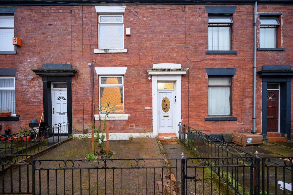 Rochdale Retreat - Spacious 4-bed House 8 Beds
