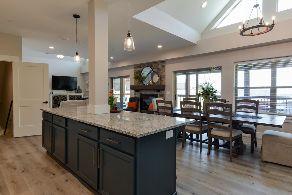 Journey's Remedy Lite - Lake View - Closest to Indoor Pool - Sleeps 22 view 3