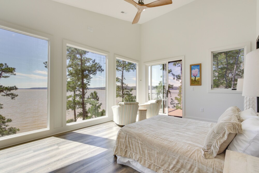 Private Dock & River Views: Modern Gem in Waterloo