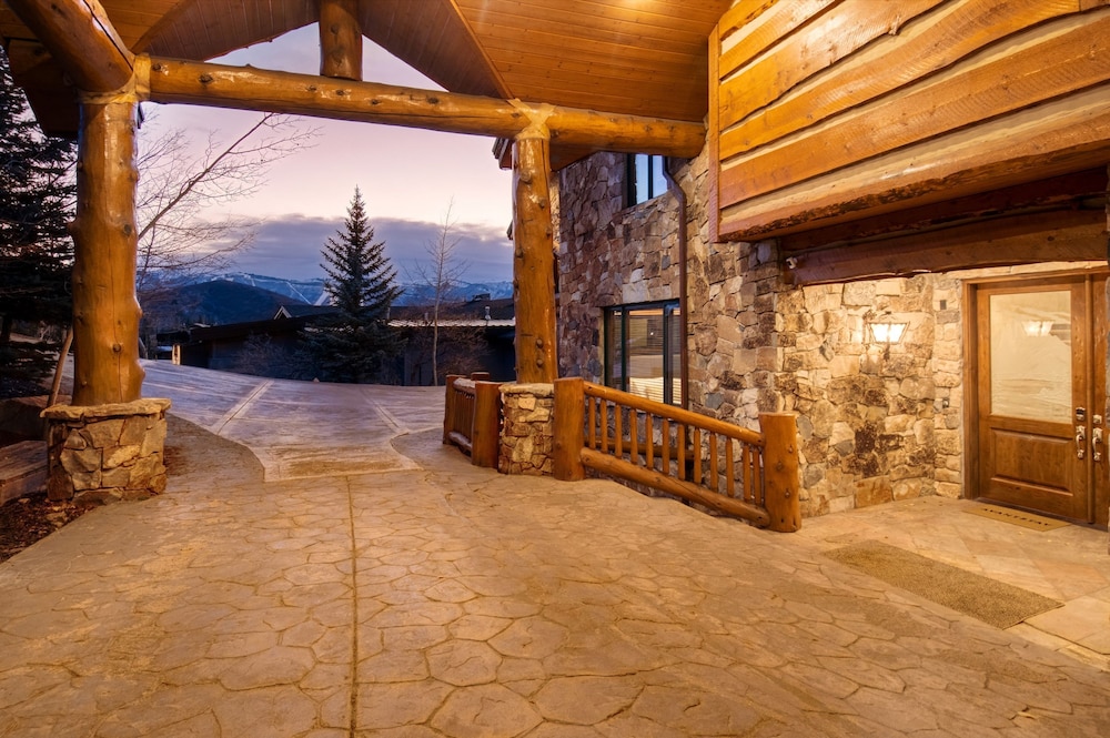 High Meadow by Avantstay Alpine Views w Indoor Pool Hot Tub Open Floor Plan