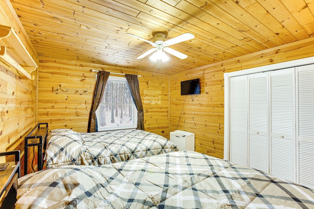 < 1 Mi to Snowmobile Trails: Cozy Cadillac Retreat