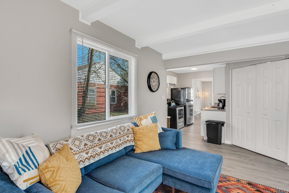 3 Blocks to Notre Dame 2 Bedroom 1 Bath Home 815