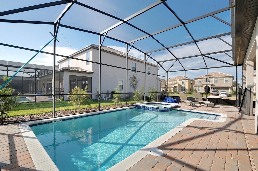 Decorated 6 beds at Champions Gate - Image 2